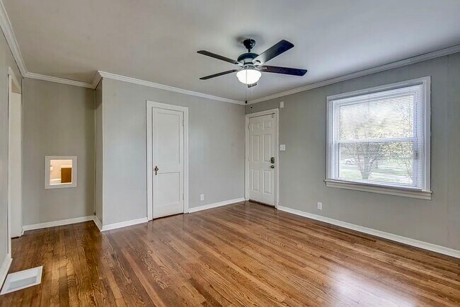 Building Photo - 2127 Riverside Dr