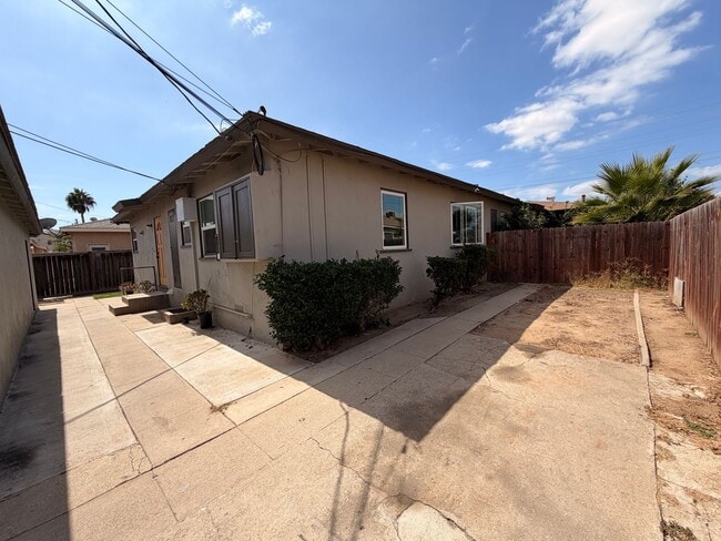 Building Photo - 4554 N Lakewood Blvd