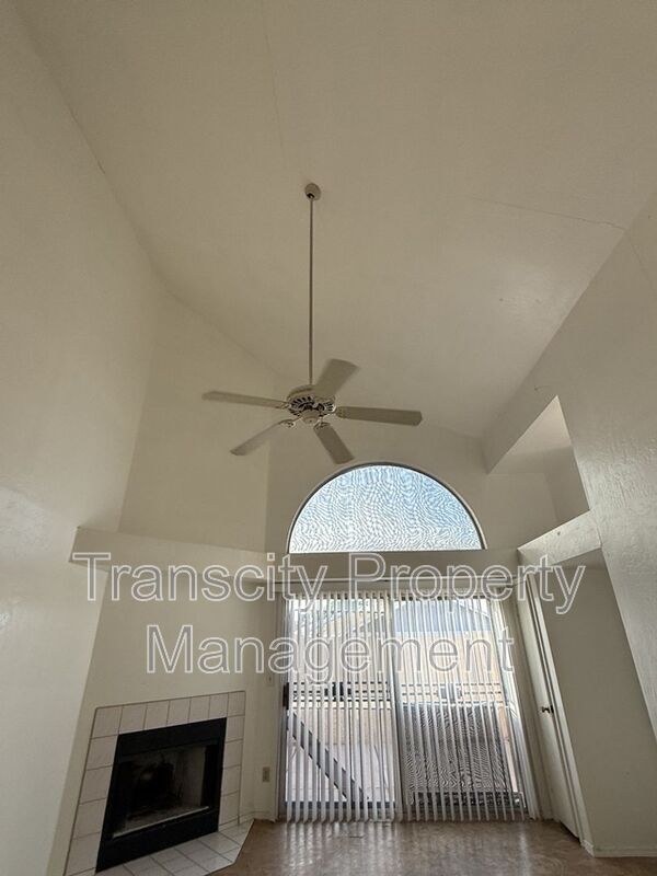 Foto del edificio - 1111 W Summit Pl