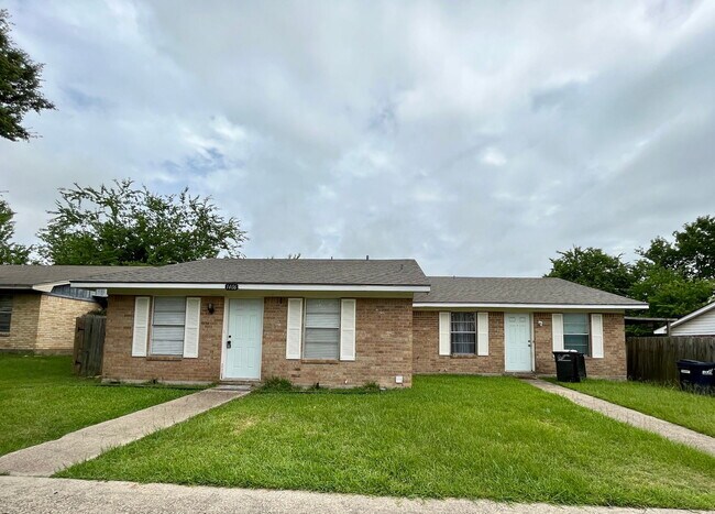 Foto del edificio - Cozy 2 bedroom 1 bath duplex with Large fenced yard