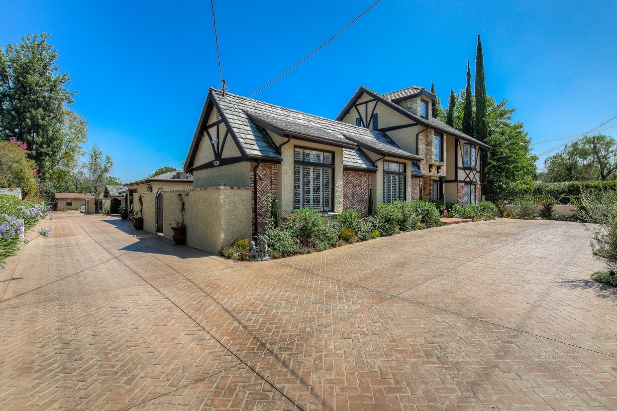 25 Townhouses Available for Rent in Woodland Hills, CA