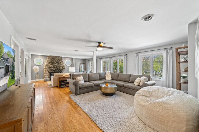 Building Photo - 1069 Sauganash Dr