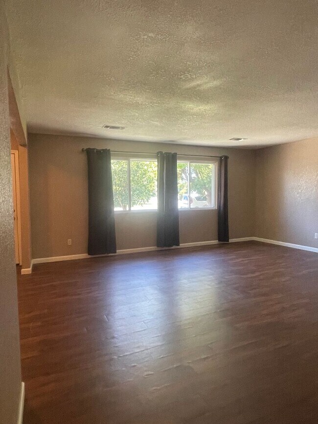 Foto del edificio - LARGE 4 BEDROOM 2 BATHROOM HOME IN THE PEPPERTREE SUBDIVISION