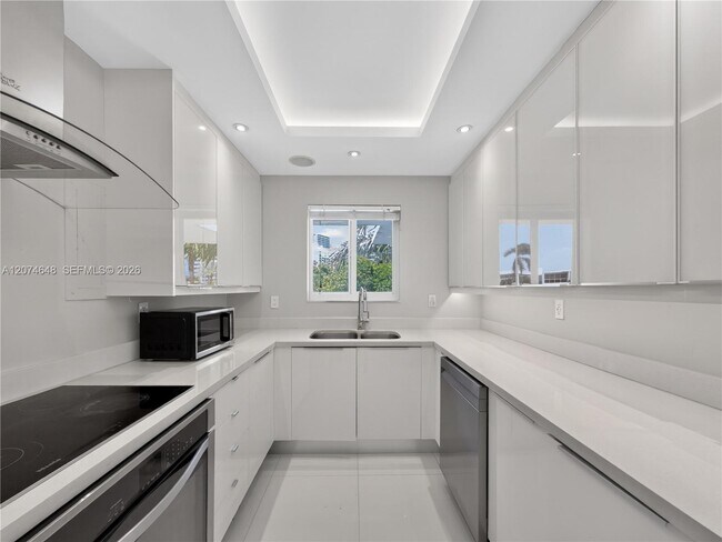 Foto del edificio - 10190 Collins Ave