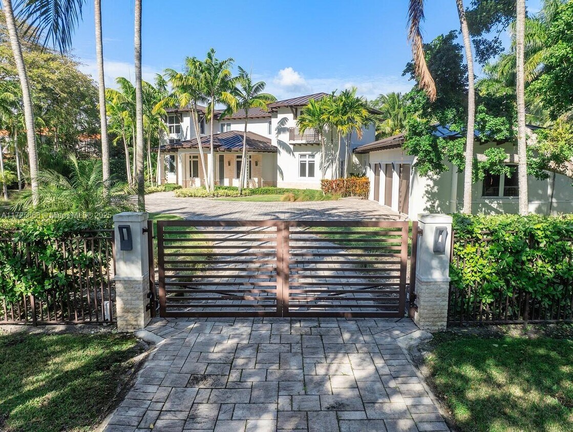 Foto principal - 11795 S Mitchell Manor Cir