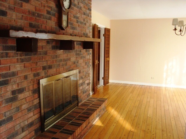 Building Photo - 25W135 Essex Ave