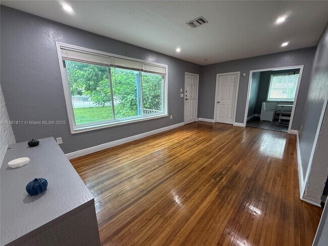 Building Photo - 11305 NE 13th Ave