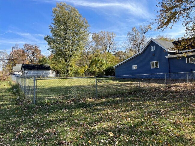 Building Photo - 3 Bedroom and 1 Bath