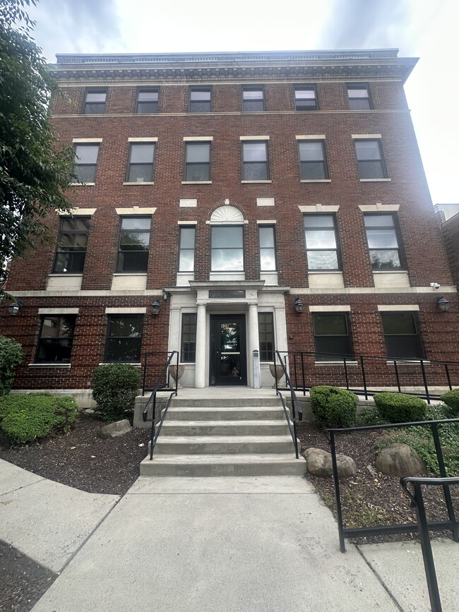 Building Photo - 528 N New St
