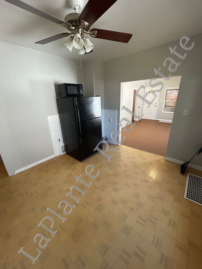 Foto del edificio - Charming 3-Bed, 1.5-Bath Home with Spaciou...