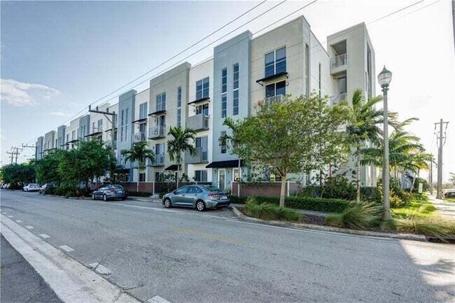 Building Photo - 3455 NE 5th Ave
