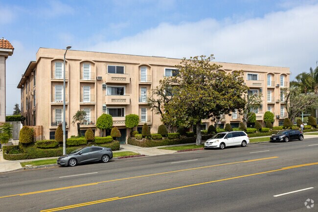 Foto del edificio - 2445 S Barrington Ave