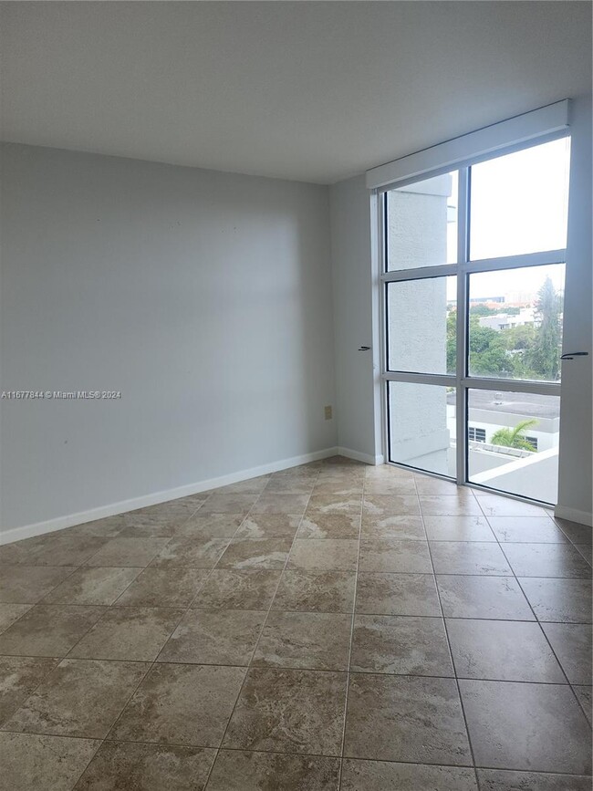 Foto del edificio - 900 SW 8th St