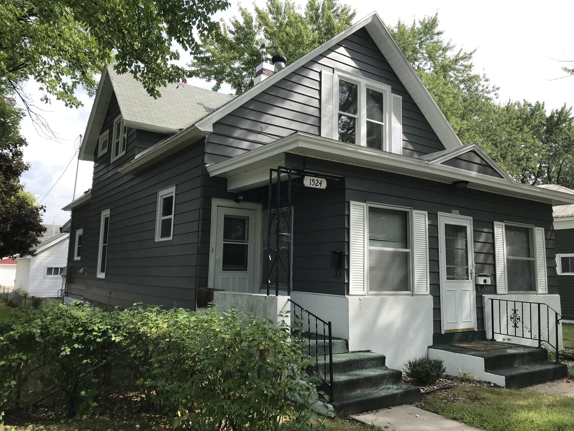 Upper Duplex - 1524 Charles St