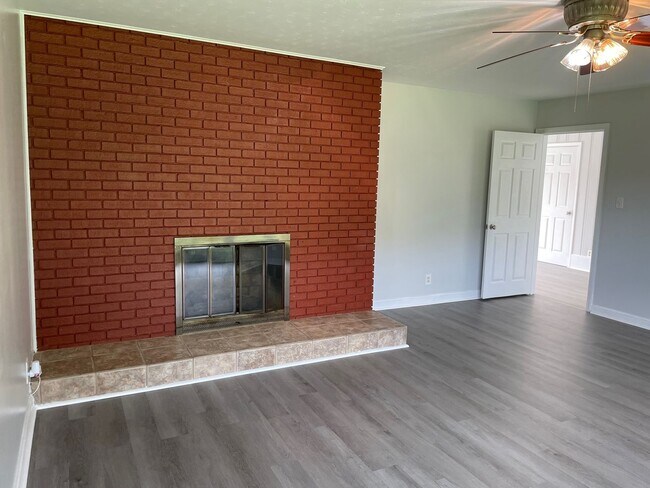 Foto del edificio - 3 BED, 2 BATH HOME LOCATED IN GREENSBORO
