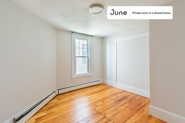 Foto del edificio - Private bedroom in 4 bed/1 bath Home