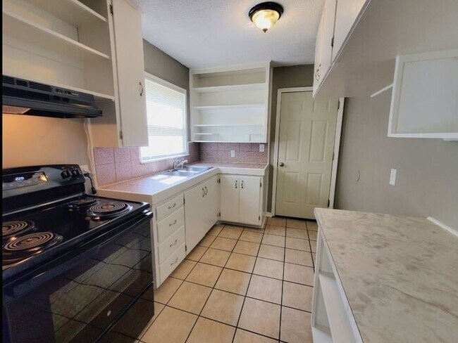 Foto del edificio - 2 Bed 1 Bath Home in the Bill Atkinsons Ra...