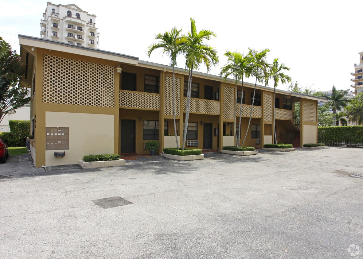 Foto del edificio - 220 Madeira Ave