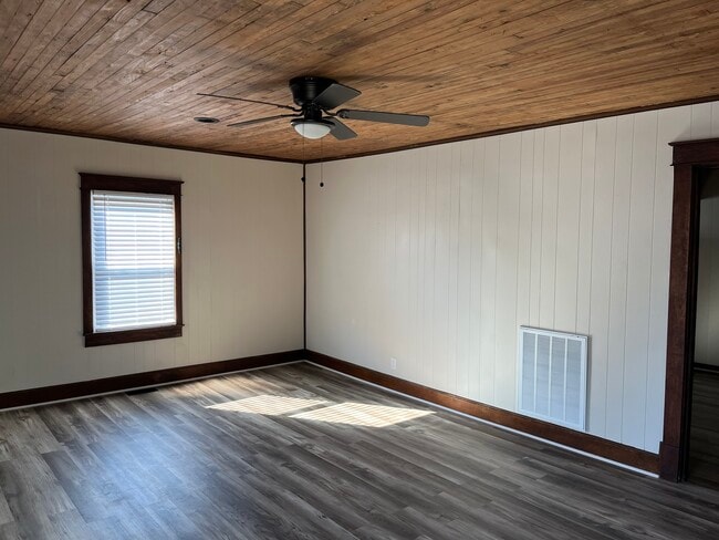 Building Photo - 108 2nd St