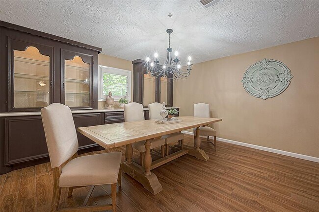 Building Photo - 12425 Pine Oak Dr