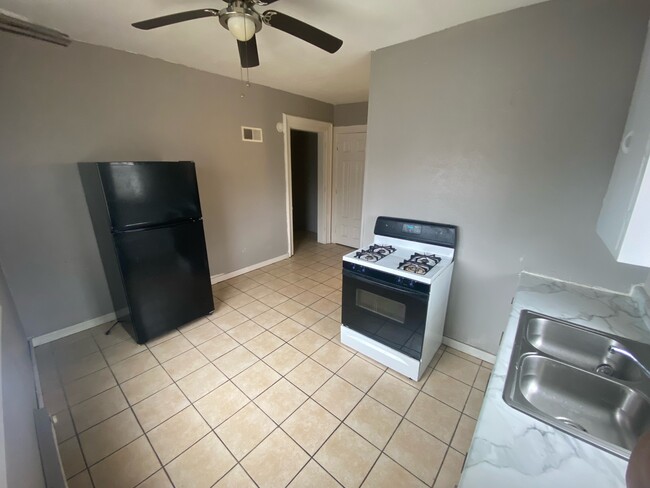 Kitchen view to hallway - 1611 52nd St