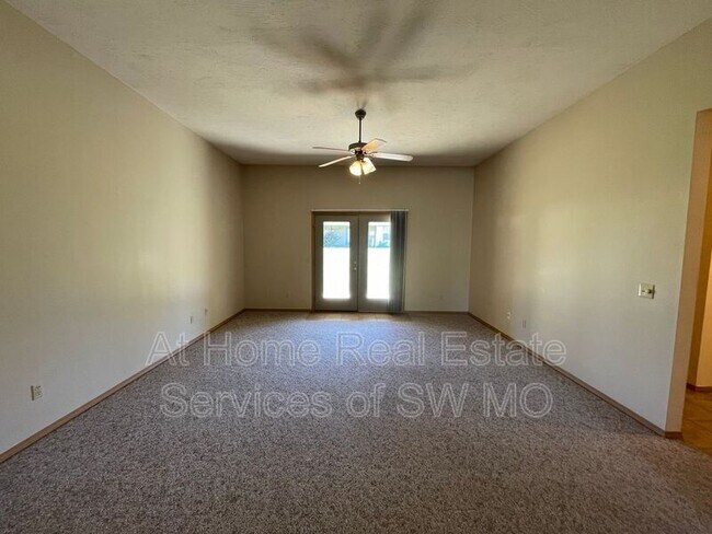 Building Photo - 1110 N Westwood Ave