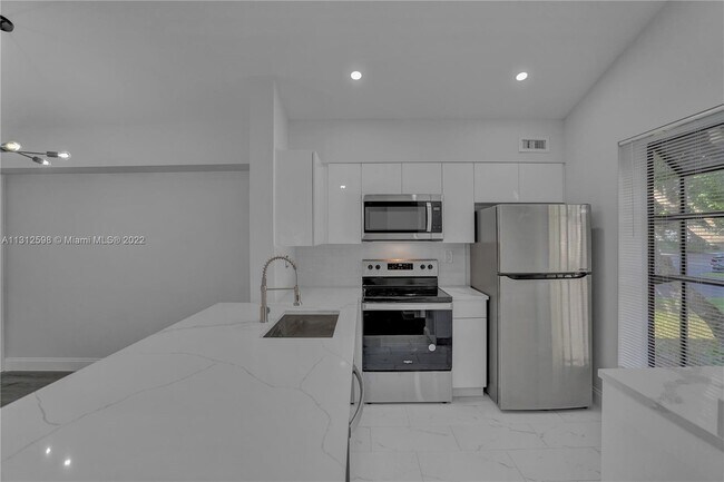 Building Photo - 706 Gardens Dr