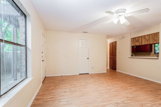 Building Photo - 404 Kenniston Dr