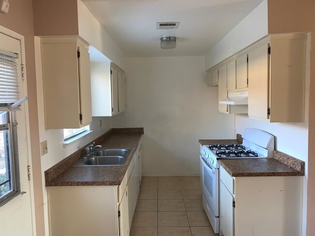 Building Photo - 14299 La Paz Dr