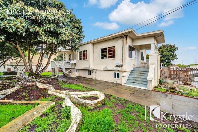 Foto del edificio - Darling cottage house on large lot. Baseme...