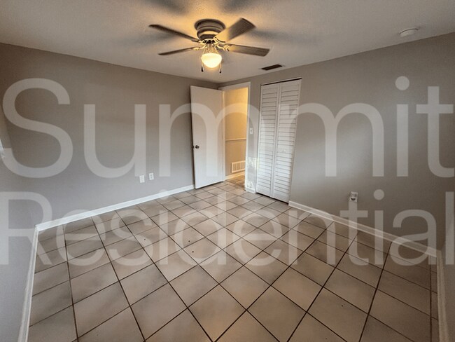Building Photo - 10039 Salix Ln