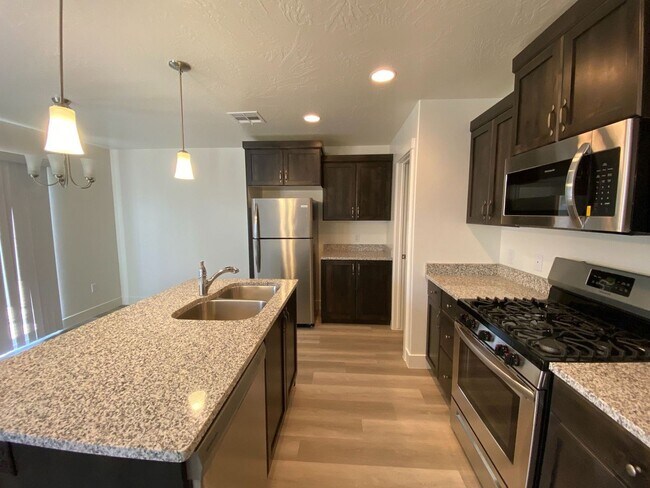 Building Photo - Beautiful 4 bed and 2.5 Bath in Desert Bluff Townhomes at Desert Canyons