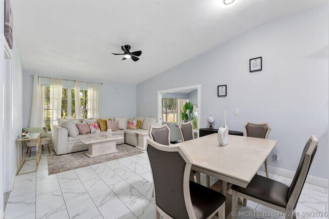 Building Photo - 5380 Lakewood Cir S