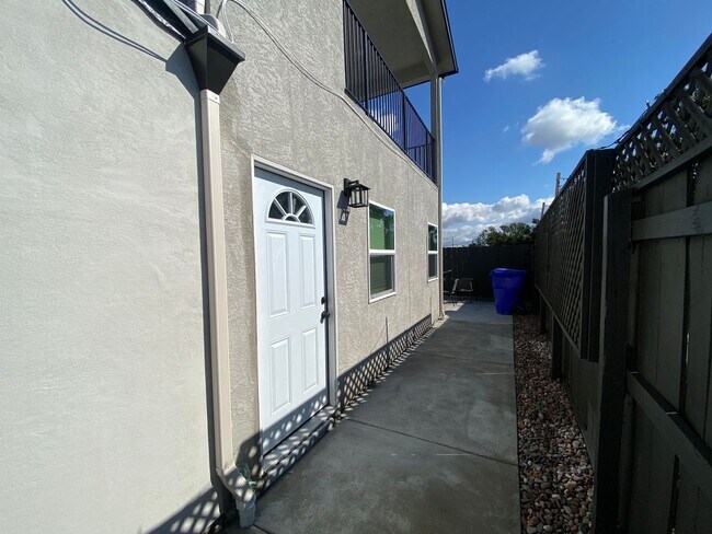 Foto del edificio - Remodeled 3BD/1BA!! Private Deck