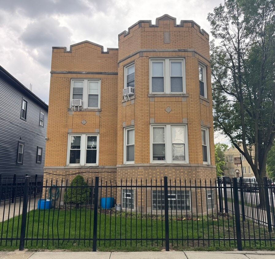 Primary Photo - 3359 N Laramie Ave