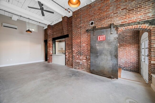Building Photo - 34 Tremaine St