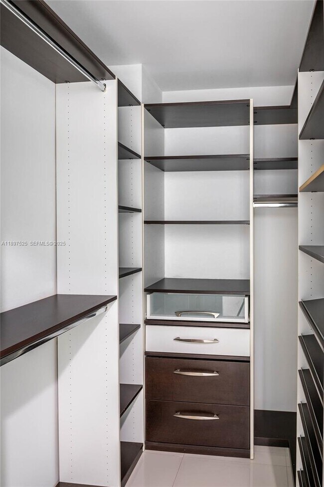 Foto del edificio - 2950 NE 188th St