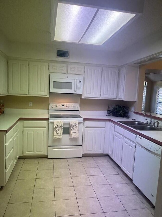 Foto del edificio - 6302 Meadowmere Ln