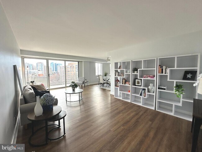 Building Photo - 8315 N Brook Ln