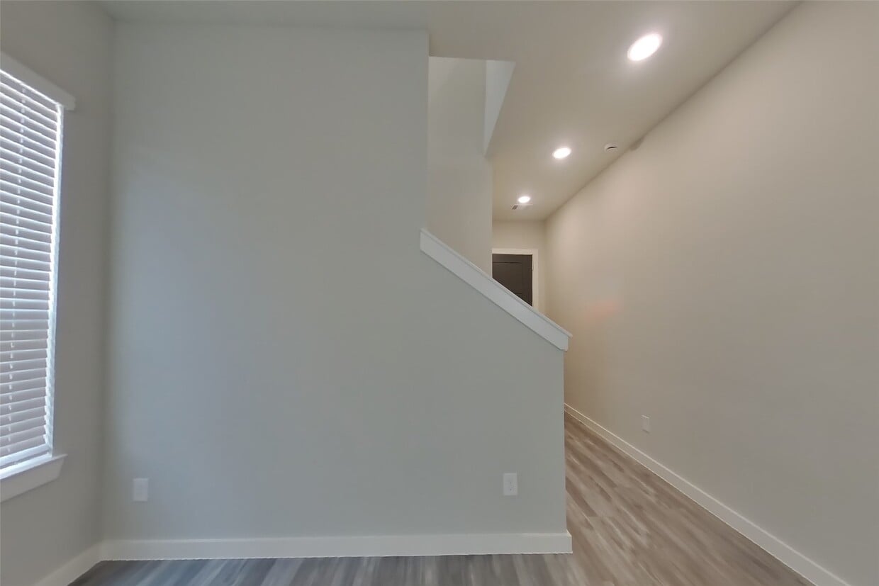 Building Photo - 9835 Willow Creek Commerce Dr