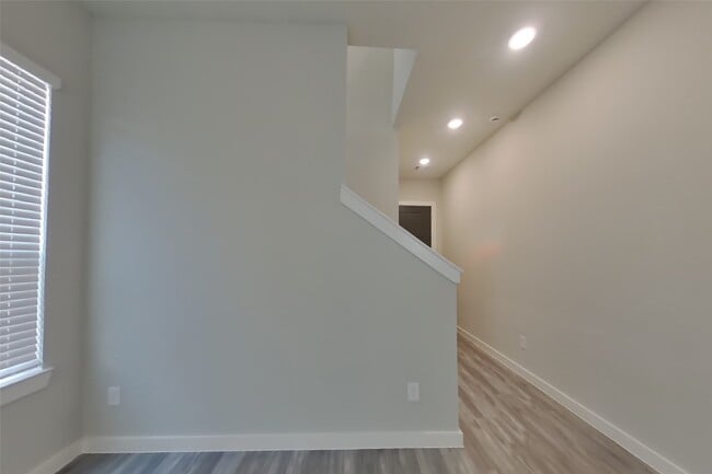 Foto del edificio - 9835 Willow Creek Commerce Dr