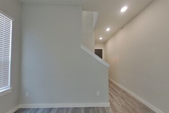 Building Photo - 9835 Willow Creek Commerce Dr