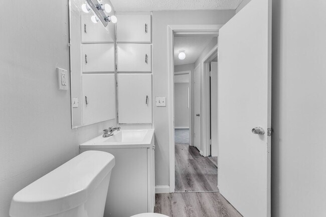 Building Photo - 3 Bed - 1.5 Bath - Single Family Home - Re...