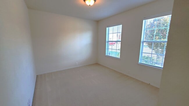 Building Photo - 3021 Sawgrass Dr