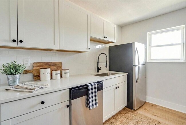 Foto del edificio - FULLY RENOVATED duplex in East Ridge!