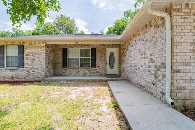 Building Photo - Adorable home in Pace