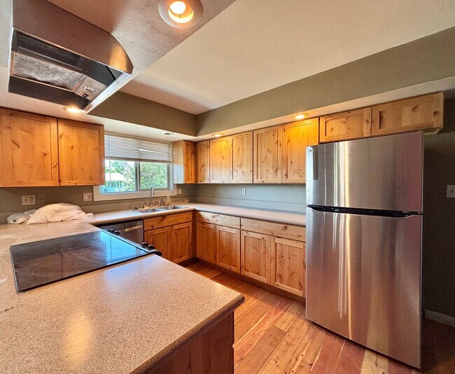 Foto del edificio - Spacious 4-Bedroom, 2-Bath Home with Room ...