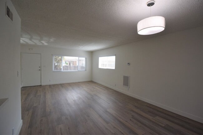 Building Photo - 15940-50 Hart