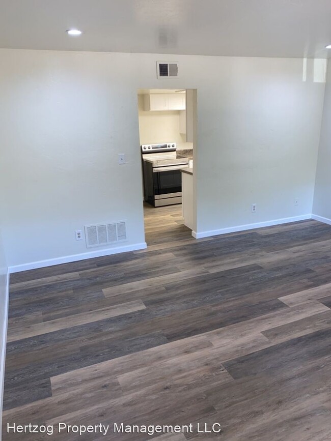 Building Photo - 1 br, 1 bath House - 403 N Jenkins Apt #21