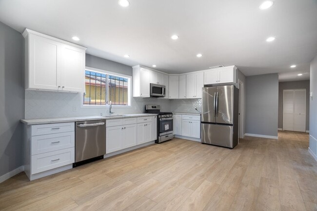 Building Photo - 1049 W 62nd St